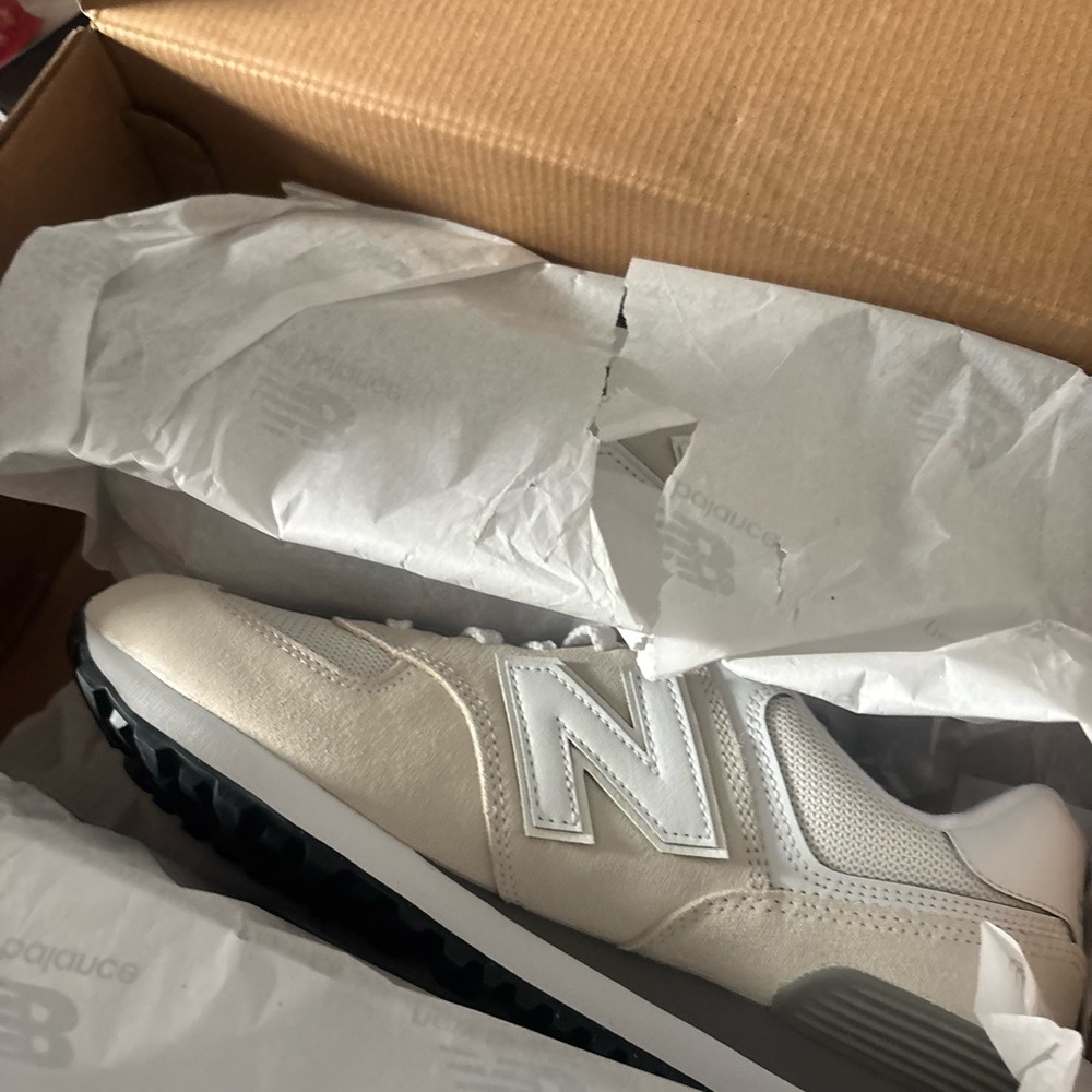 New Balance 574 White and Gray Sneakers - Picture 4 of 4